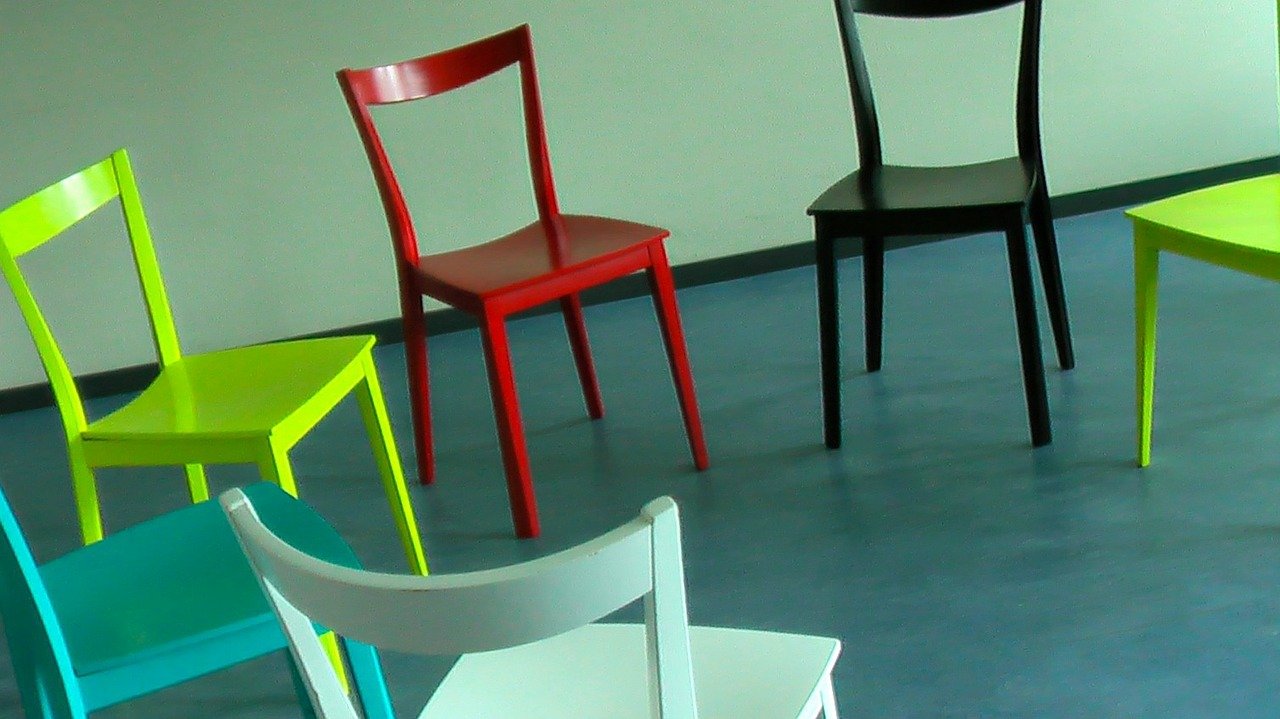 Kolorowe krzesła – nowoczesność czy awangarda